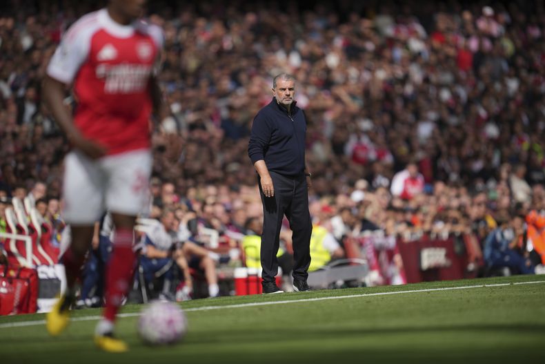 Ange Postecoglou, del Nottingham Forest, observa el partido contra el Arsenal, el sábado 13 de septiembre de 2025 (AP Foto/Kin Cheung)