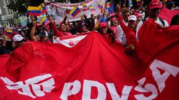 Trabajadores de la petrolera estatal venezolana PDVSA se manifiestan para respaldar un proyecto de ley de reforma petrolera propuesto por la presidenta interina Delcy Rodríguez para flexibilizar el control estatal y abrir la industria a la inversión privada y extranjera en Caracas, Venezuela, el jueves 29 de enero de 2026. (AP Foto/Ariana Cubillos)