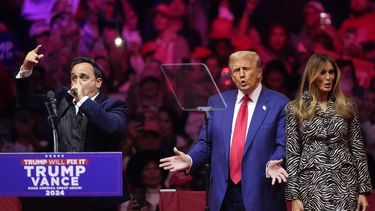 ARCHIVO - El excandidato presidencial republicano Donald Trump, en el centro, y la ex primera dama Melania Trump, a la derecha, escuchan al cantante de ópera Christopher Macchio en un mitin de campaña en el Madison Square Garden, el 27 de octubre de 2024, en Nueva York. (AP foto/Evan Vucci, archivo)