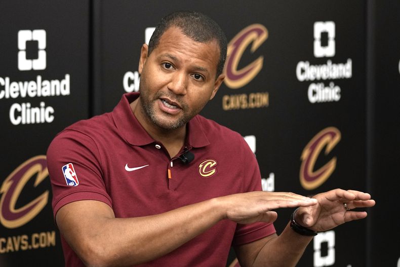 Koby Altman, presidente de operaciones deportivasde los Cavaliers de Cleveland, responde a preguntas en conferencia de prensa, en Brecksville, Ohio, el viernes 24 de febrero de 2024. (AP Foto/Sue Ogrocki)
