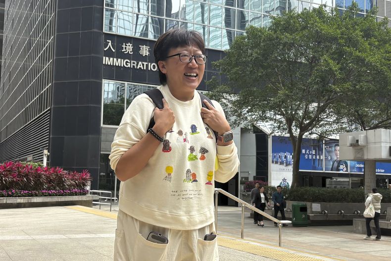 Jackie Chen, una trabajadora social de Hong Kong, posa para los fotógrafos ante el edificio del Tribunal de Distrito en Wan Chai, Hong Kong, antes de una vista de sentencia, el 11 de marzo de 2025. (AP Foto/Kanis Leung)
