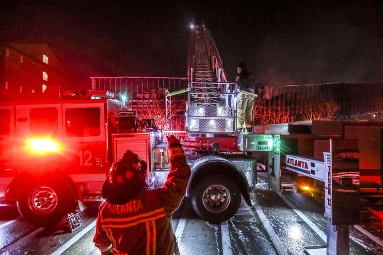 ARCHIVOS - Bomberos combaten un incendio en Atlanta, 23 de octubre de 2023. (John Spink/Atlanta Journal-Constitution via AP, File)