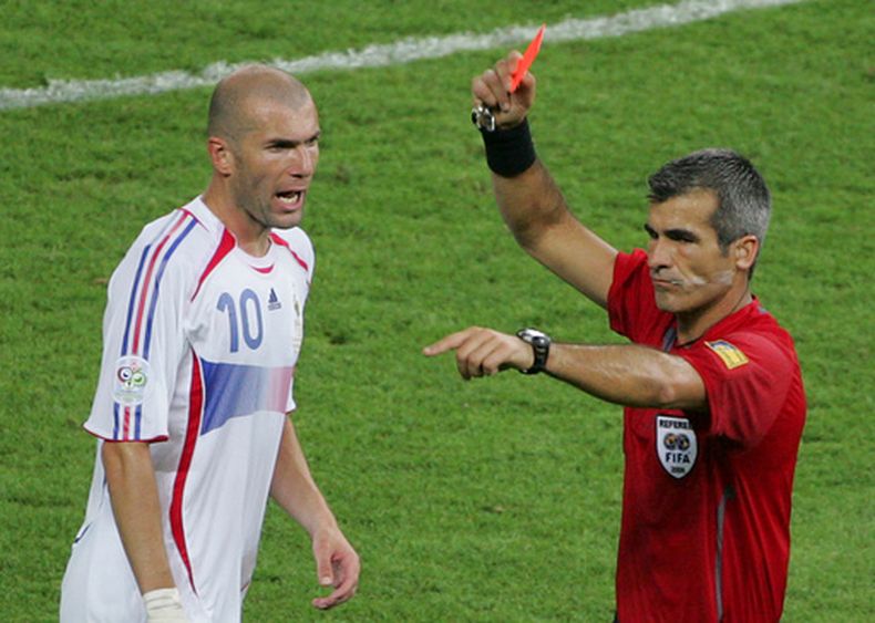 ARCHIVO - Foto del 9 de julio del 2006, el árbitro Horacio Elizondo le muestra la tarjeta roja al francés Zinedine Zidane en la final de la Copa Mundial ante Italia. (AP Foto/Michael Probst, Archivo)