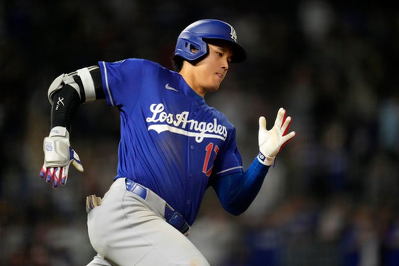 Shohei Ohtani, de los Dodgers de Los Ángeles, corre tras conectar un doblete ante los Angelinos de la misma ciudad, el sábado 16 de mayo de 2026 (AP Foto/Mark J. Terrill)