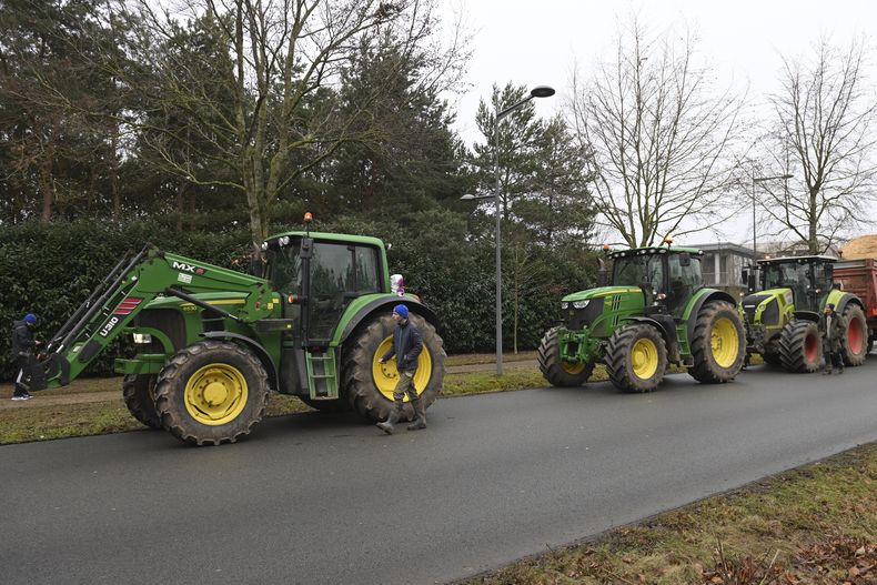 Agricultores reunidos antes de una manifestación el martes 23 de enero de 2024 cerca de Beauvais, en le norte de Francia. Los agricultores protestan desde hace meses para reclamar mejores salarios y contra lo que consideran una regulación excesiva, costes crecientes y otros problemas. (AP Foto/Matthieu Mirville)