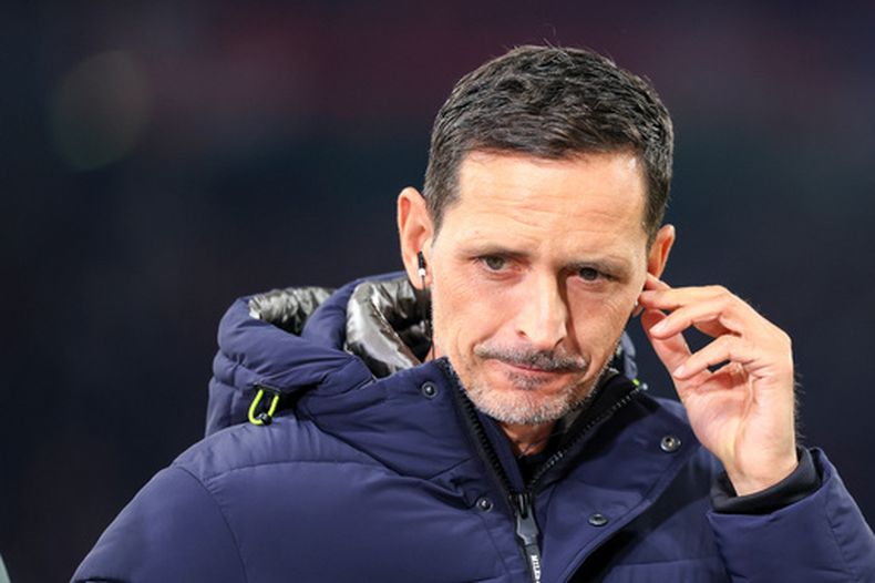 ARCHIV - Dino Toppmöller, el entonces técnico de Eintracht Frankfurt, previo al partido contra Leipzig en la Bundesliga, el 6 de diciembre de 2025, en Fráncfort. (Jan Woitas/dpa vía AP)