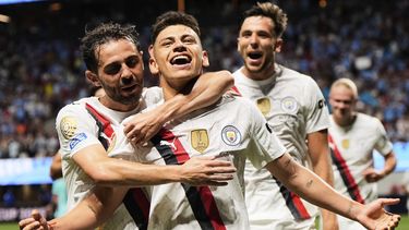 Claudio Echeverri celebra tras anotar el primer gol del Manchester City en la victoria 6-0 ante Al Ain en el Mundial de Clubes, el domingo 22 de junio de 2025, en Atlanta. (AP Foto/Mike Stewart)
