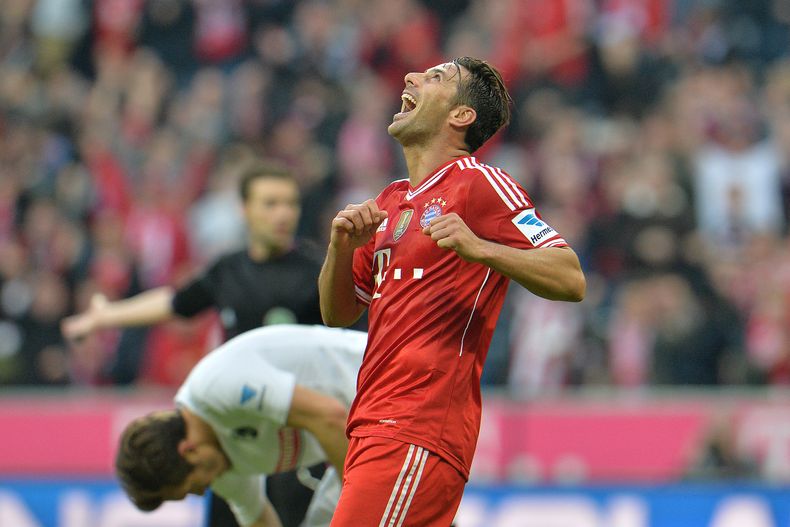 El jugador peruano de Bayern Munich, Claudio Pizarro, festeja un gol contra Friburgo en la Bundesliga el s&aacute;bado, 15 de febrero de 2014, en Munich, Alemania. (AP Photo/Kerstin Joensson)