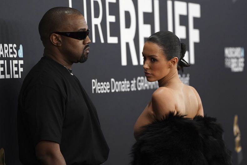 Kanye West, izquierda, y Bianca Censori llegan a la 67ª entrega anual de los premios Grammy el domingo 2 de febrero de 2025 en Los Ángeles. (Foto Jordan Strauss/Invision/AP)
