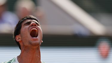 Carlos Alcaraz reacciona durante la semifinal contra Novak Djokovic en el Abierto de Francia, el viernes 9 de junio de 2023, en París. (AP Foto/Jean-Francois Badias)