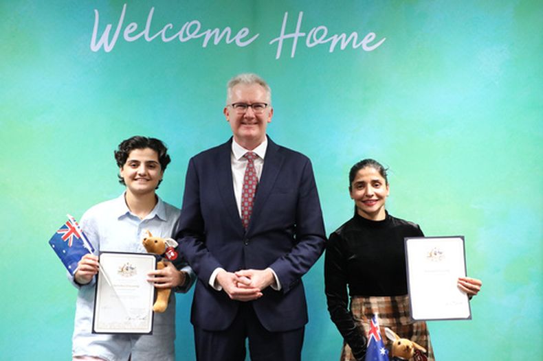 Fatemeh Pasandideh (izquierda) y Atefeh Ramezanisadeh, exintegrantes de la selección de fútbol de Irán, posan con el ministro australiano de asuntos internos, Tony Burke, tras obtener la ciudadanía el miércoles 5 de agosto de 2026 (Department of Home Affairs via AP)