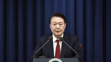 esta foto, proporcionada por la Oficina Presidencial de Corea del Sur, el presidente surcoreano, Yoon Suk Yeol, habla en una rueda de prensa de la oficina presidencial en Seúl, Corea del Sur, el martes 2 de diciembre de 2024. (Ministerio de Unificación de Corea del Sur vía AP).