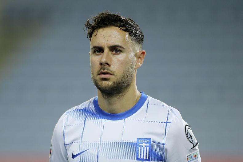 ARCHIVO - George Baldock, de la selección de Grecia, espera el inicio del partido de la eliminatoria del Grupo B hacia la Eurocopa, ante Gibraltar, el 24 de marzo de 2023 (AP Foto/Joao Matos, archivo)