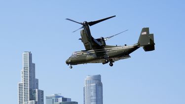 El Marine Two, un avión de rotor basculante Osprey, con la vicepresidenta Kamala Harris y su esposo Doug Emhoff a bordo, se eleva desde Soldier Field en Chicago, el 23 de agosto de 2024. (AP Foto/Jacquelyn Martin)