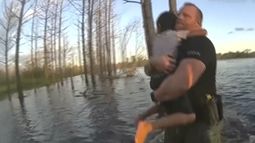 En esta imagen extraída de un video grabado con una cámara corporal de un policía del condado Volusia, Florida, el agente Wes Brough salva a un niño autista de 5 años de un estanque el martes 6 de agosto de 2024 en Deltona, Florida. (Foto, policía del condado Volusia vía AP)