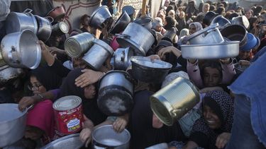 ARCHIVO - Mujeres y niñas palestinas tratan de conseguir comida en un centro de distribución de Jan Yunis, en la Franja de Gaza, el viernes 6 de diciembre de 2024. (AP Foto/Abdel Kareem Hana, Archivo)