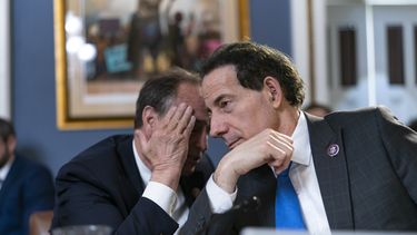 Cámara baja declara en desacato a dos exasesores de Trump
