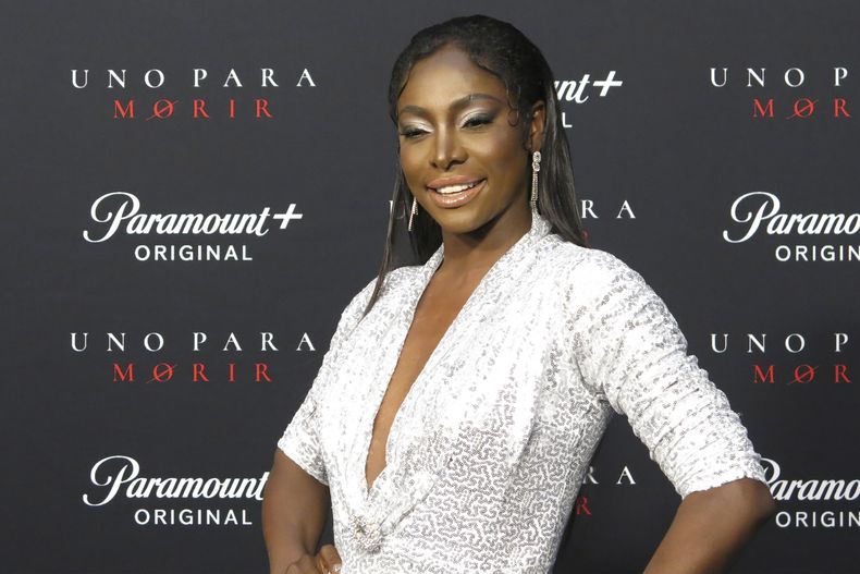 La actriz ecuatoriana Sully Castillo posa en la premiere de la película de Paramount+ Uno para morir en la Ciudad de México el jueves 4 de mayo de 2023. (Foto AP/Berenice Bautista)