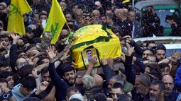 Dolientes gritan consignas mientras cargan el féretro de Abbas Mohammed Raad, el hijo del jefe del bloque parlamentario de Hezbollah, Mohammed Raad, quien murió a causa de un ataque israelí, durante su procesión fúnebre el jueves 23 de noviembre de 2023, en el poblado de Jbaa, Líbano. (AP Foto/Bilal Hussein)