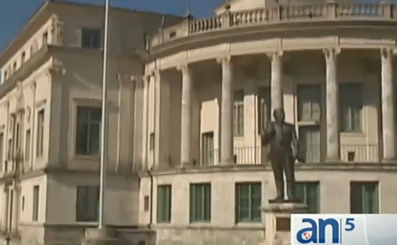 El ejecutivo de relaciones públicas y activista comunitario Fredy Balsera está dirigiendo una campaña para sacar de su puesto al jefe de policía de Coral Gables.