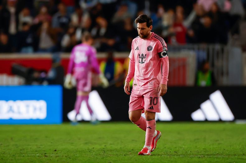 El argentino Lionel Messi, del Inter Miami, reacciona tras un gol de los Red Bulls de Nueva York, en el partido del sábado 24 de octubre de 2026 (AP Foto/Eduardo Muñoz Álvarez)