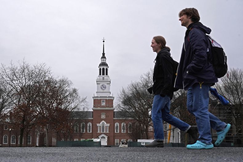 ARCHIVO – Un grupo de estudiantes cruza el campus del Dartmouth College, el 5 de marzo de 2024, en Hanover, Nueva Hampshire (AP Foto/Robert F. Bukaty, Archivo)