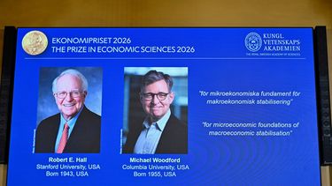 Retratos de Robert E. Hall y Michael Woodford se ven en la pantalla mientras se anuncia que han recibido el Premio del Banco de Suecia de Ciencias Económicas en Memoria de Alfred Nobel, en la Academia Sueca de Ciencias en Estocolmo, Suecia, el lunes 12 de octubre de 2026. (Anders Wiklund/TT News Agency via AP)