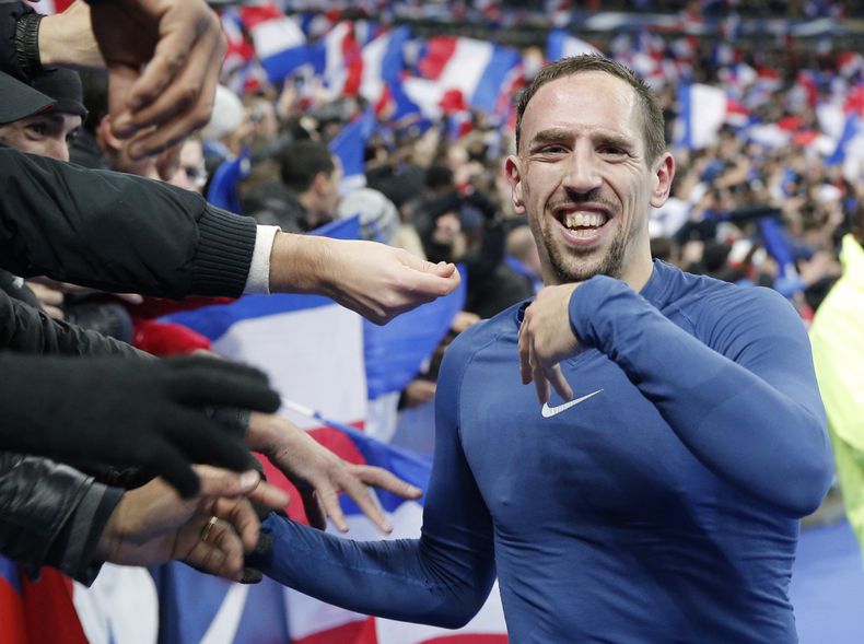 El jugador de la selecci&oacute;n de Francia y de Bayern Munich, Franck Ribery, festeja con fan&aacute;ticos tras clasificarse al Mundial el martes, 19 de noviembre de 2013, en Par&iacute;s. (AP Photo/Christophe Ena)