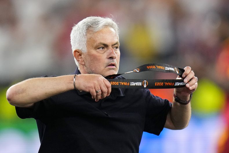 El técnico de la Roma José Mourinho se saca la medalla al segundo puesto al término de la final de la Liga Europa contra el Sevilla, el miércoles 31 de mayo de 2023, en Budapest. (AP Foto/Petr David Josek)