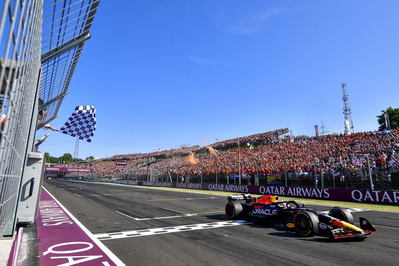Max Verstappen al volante de su Red Bull cruza la meta para ganar el Gran Premio de Hungría, el domingo 23 de julio de 2023, en Budapest. (Marton Monus/Pool via AP)