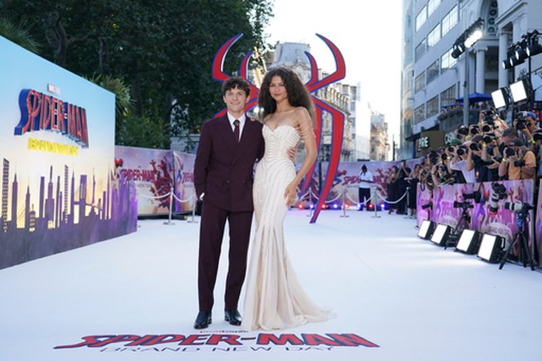 Tom Holland y Zendaya posan para los fotógrafos al llegar al estreno de Spider-Man: Brand New Day en Londres, el 29 de julio de 2026. (Foto de Alberto Pezzali/Invision/AP)