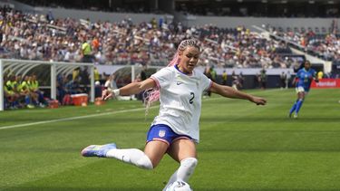 Trinity Rodman, de la selección de Etados Unidos, envía un pase en el partido amistoso ante Brasil, disputado el sábado 5 de abril de 2025 en Inglewood, California (AP Foto/Jae C. Hong)