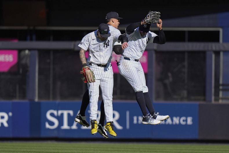 De izquierda a derecha, Alex Verdugo, Aaron Judge y Juan Soto celebran la victoria ante los Azulejos de Toronto, el domingo 7 de abril de 2024. (AP Foto/Frank Franklin II)