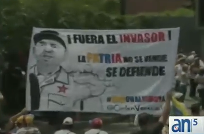 El gobernante venezolano Nicolás Maduro anunció que estrechará sus vínculos con Cuba. Maduro se  reunió con el embajador cubano en Venezuela mientras los opositores venezolanos protestaban ante la injerencia cubana en ese país.