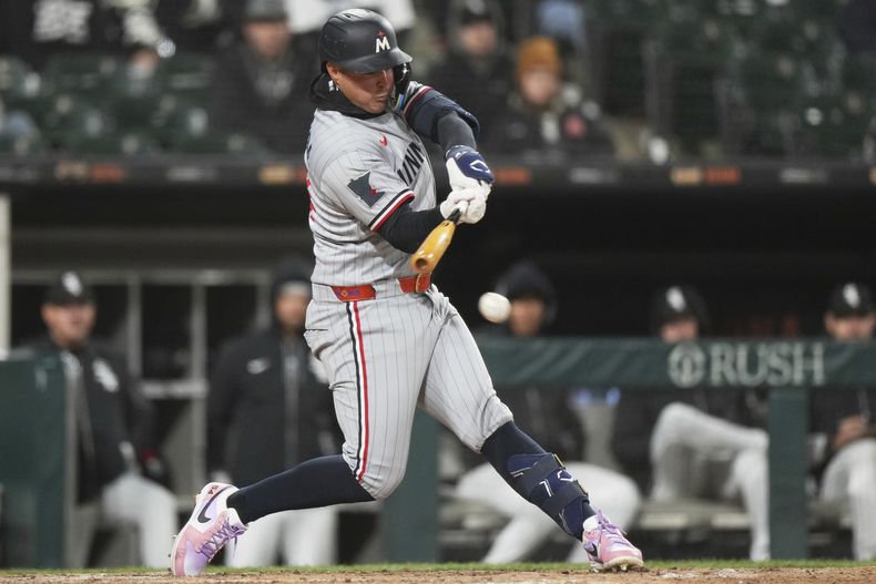 El boricua José Miranda, de los Mellizos de Minnesota, pega un rodado en el juego del martes 1 de abril de 2025, ante los Medias Blancas de Chicago (AP Foto/Nam Y. Huh)