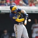 Owen Miller de los Cerveceros de Milwaukee pega un doble de una carrera frente al relevista de los Guardianes de Cleveland Trevor Stephan en la décima entrada del domingo 25 de junio del 2023. (AP Foto/Ron Schwane)