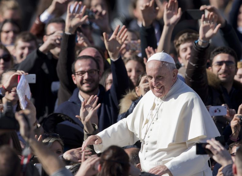 El papa Francisco saluda a los fieles en la Plaza de San Pedro en el Vaticano el viernes 14 de febrero del 2014. El papa recibi&oacute; a miles de parejas comprometidas en el D&iacute;a de San Valent&iacute;n.(AP Foto/Alessandra Tarantino)