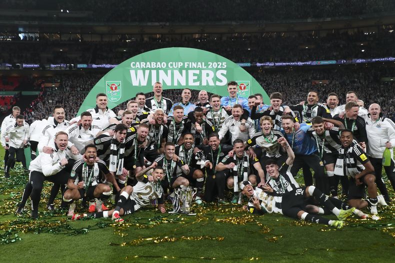 Los jugadores de Newcastle celebran tras derrotar 2-1 a Newcastle en la final de la Copa de la Liga inglesa, el domingo 16 de marzo de 2025, en Londres. (AP Foto/Scott Heppell)