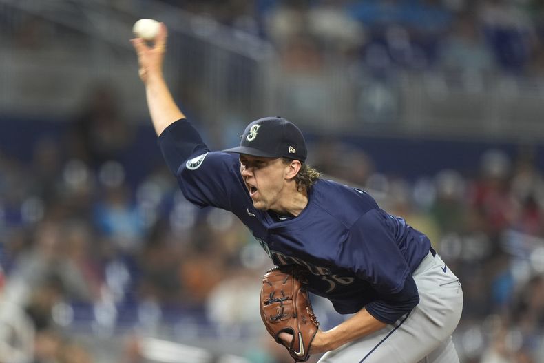 Logan Gilbert, de los Marineros de Seattle, hace un lanzamiento en la cuarta entrada del duelo ante los Marlins de Miami, el sábado 22 de junio de 2024 (AP Foto/Wilfredo Lee)