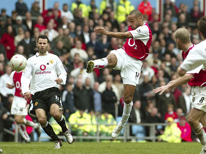 El jugador de Arsenal, Thierry Henry, centro, anota un gol ante Manchester United el 3 de abril de 2004 en Birmingham, Inglaterra. Henry se retir&oacute; del f&uacute;tbol el 16 de diciembre de 2014. (AP Photo/John D McHugh, File)