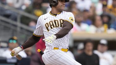 El dominicano Juan Soto conecta un sencillo por los Padres de San Diego ante los Marineros de Seattle, el miércoles 7 de junio de 2023 (AP Foto/Gregory Bull)