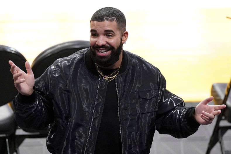 El rapero Drake hace un gesto tras ver un partido de la Conferencia Oeste de la NBA entre Lakers de Los Angeles y los Warriors de Golden State el miércoles 19 de mayo de 2021 en Los Ángeles. Los Lakers ganaron 103-100. (Foto AP/Mark J. Terrill)