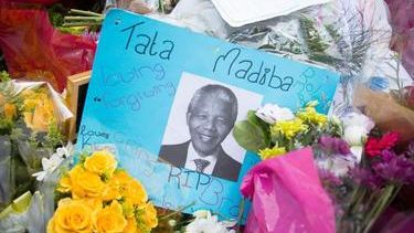 americateve | Sudáfrica se prepara para el primero de varios homenajes a Nelson Mandela. Solamente desde Estados Unidos, viajaran cuatro presidentes, incluido el actual presidente Obama.