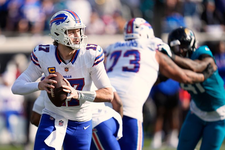 ARCHIVO - Josh Allen (17), quarterback de los Bills de Buffalo, busca un receptor durante la segunda mitad del juego de comodines de los playoffs de la NFL contra los Jaguars de Jacksonville, el 11 de enero de 2026, en Jacksonville, Florida. (AP Foto/John Raoux, Archivo)