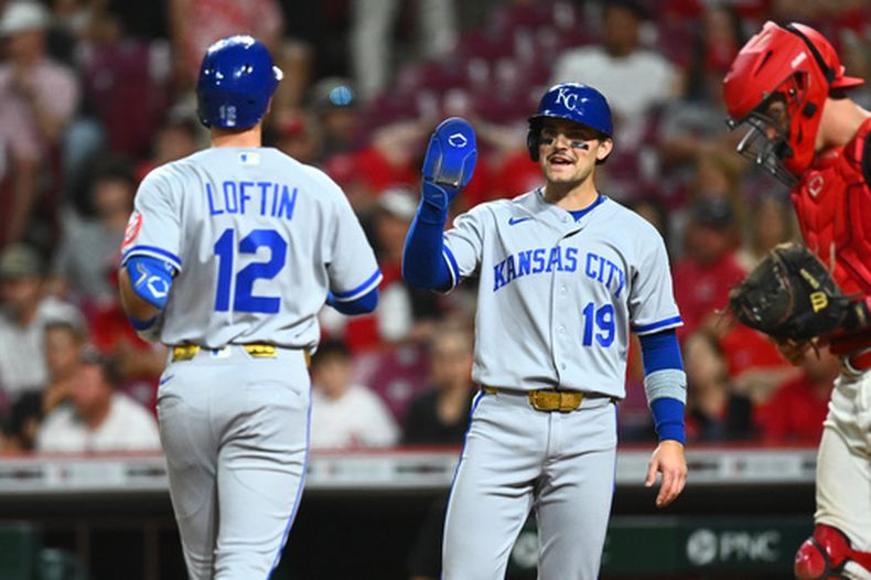 Michael Massey (derecha), de los Reales de Kansas City, festeja tras anotar en un jonrón de dos carreras de Nick Loftin en el duelo del miércoles 3 de junio de 2026 ante los Rojos de Cincinnati (AP Foto/Ben Jackson)