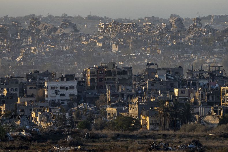 Edificios destruidos en la Franja de Gaza, vistos desde el sur de Israel, el 7 de enero del 2025. (Foto AP/Ariel Schalit)