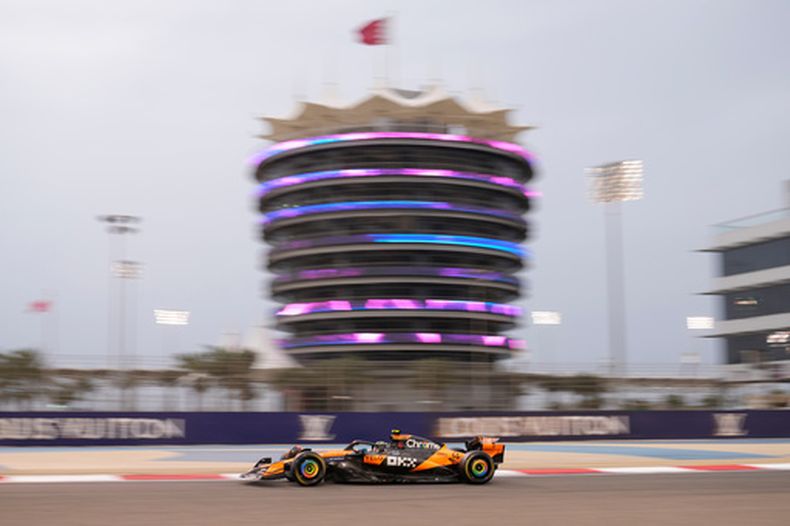 ARCHIVO - Lando Norris al volante de su McLaren durante los tests de pretemporada en el circuito de Sakhir en Bahréin, el jueves 27 de febrero de 2025. (AP Foto/Darko Bandic)