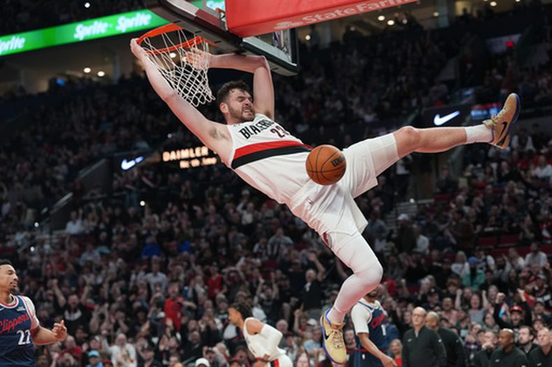 Donovan Clingan, de los Trail Blazers de Portland, realiza una clavada en el duelo del viernes 10 de abril de 2026 ante los Clippers de Los Ángeles (AP Foto/Jenny Kane)