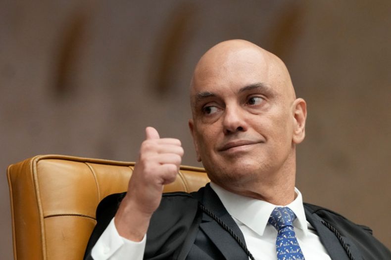 Alexandre de Moraes, magistrado de la Corte Suprema, hace un gesto de aprobación con el pulgar durante una sesión plenaria del tribunal, el miércoles 2 de septiembre de 2026, en Brasilia, Brasil. (AP Foto/Eraldo Peres)