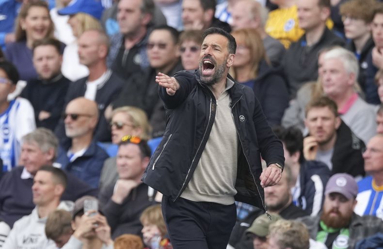 ARCHIVO - El entrenador del Leicester, Ruud van Nistelrooy, reacciona durante el partido de fútbol de la Premier League inglesa entre el Brighton and Hove Albion y el Leicester City, en el American Express Stadium en Brighton, el sábado 11 de abril de 2025. (AP Photo/Dave Shopland, Archivo)